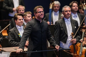 blutr-nstig-und-virtuos-die-philharmoniker-unter-jakub-hr-a